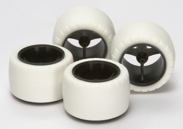 Tamiya Small Dia. Carbon Wheel & White Arched Tires (For Super X & XX Chassis)(15415)